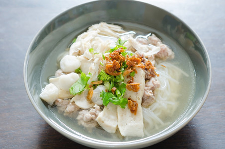 越南一碗面汤配香肠洋葱菜和香肠图片