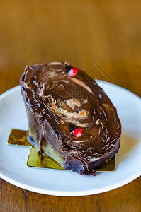 巧克力圆木蛋糕带有红石榴的巧克力圆木蛋糕图片