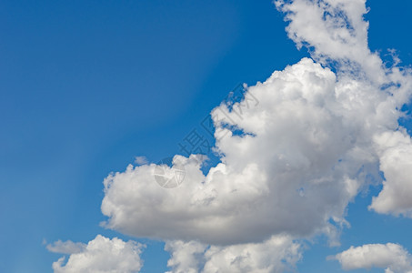 蓝色天空和云蓝色天空中的云背景图片