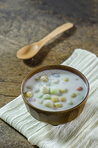 碗里含芋圆椰奶的甜品图片