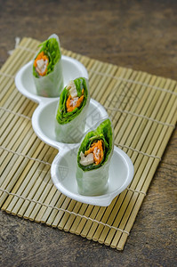 白碗上的新春卷越南食品图片