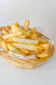 法兰西薯条竹篮里的传统薯条背景图片