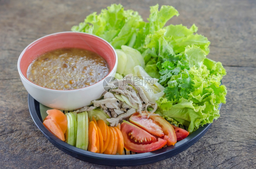 鸡肉沙拉加豆酱鸡蒸和新鲜蔬菜沙拉图片