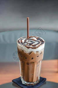 冰摩卡咖啡在桌上的玻璃咖啡背景图片
