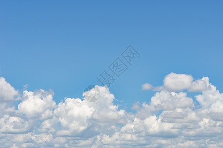 蓝色天空和云蓝色天空中的云背景图片