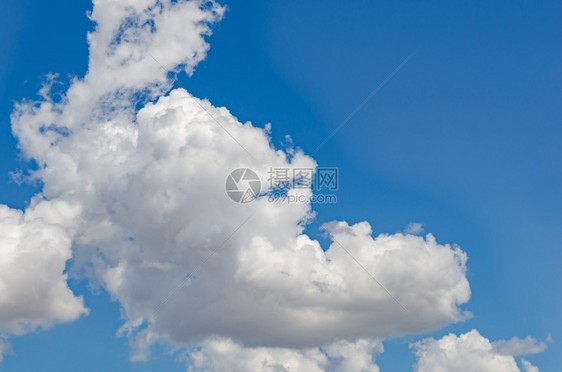 蓝色天空和云蓝色天空中的云图片