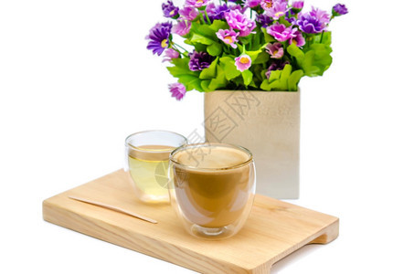 鲜花背景上的热咖啡和热茶背景图片