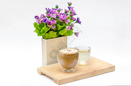 鲜花背景上的热咖啡和热茶图片