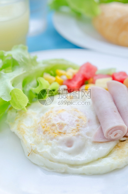 煎鸡蛋和火腿蔬菜图片