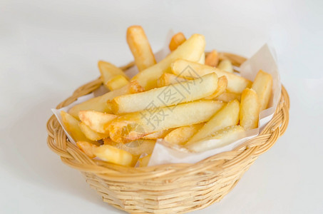 法兰西薯条竹篮里的传统薯条背景图片