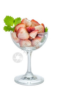 玻璃中新鲜的草莓片与玻璃中新鲜的草莓片隔开白色背景与玻璃中新鲜的草莓片隔开图片