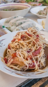 番茄沙拉和大米面泰国菜图片