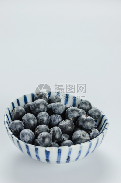 蓝莓在碗里有机新鲜水果图片