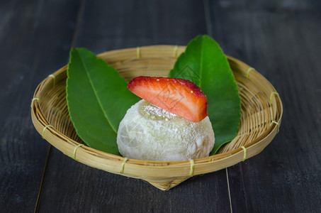 竹篮上日本甜点图片