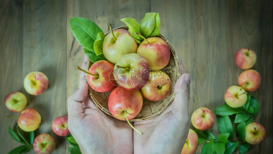 木制背景的红色和黄苹果顶视图图片