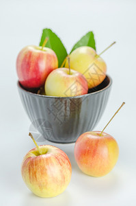 红苹果黄黑碗有机新鲜水果图片