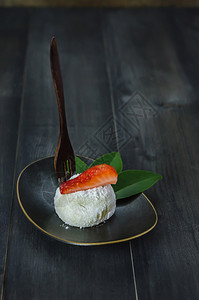 草莓DaifukuMochi日本甜点放在木制背景的盘子上死生图片