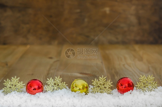 圣诞装饰在木环上圣诞装饰与雪在木环上的背景图片