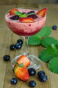 色香味俱全的草莓冰沙和新鲜的浆果图片