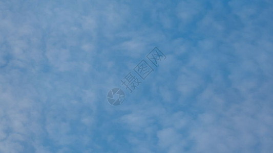 蓝色天空背景蓝色天空背景中的白云图片