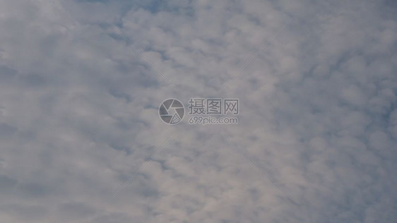 蓝色天空背景蓝色天空背景中的白云图片