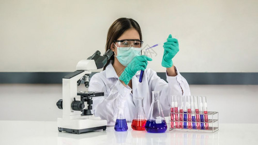 在实验室工作的亚洲科学研究员的肖像在实验室工作的科学家图片