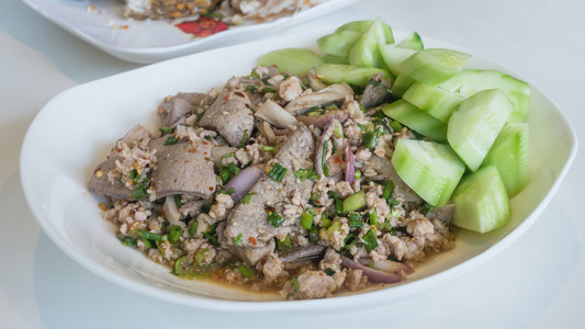泰国辣椒沙拉混合新鲜蔬菜小肉和蒸汽肝图片