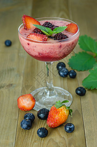 色香味俱全的草莓冰沙和新鲜的浆果图片