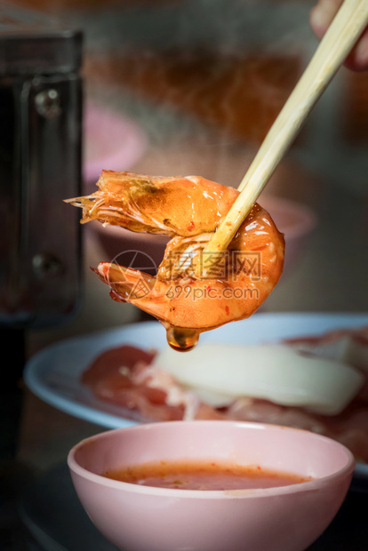筷子握着鸡虾和辣酱筷子握着虾图片