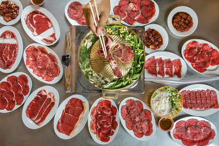 亚洲BBQ标准Grill用蔬菜在热锅上切牛肉亚洲BBQ标准背景图片