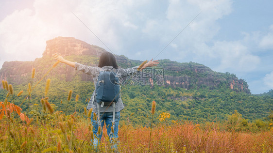 亚裔女背包车享受山上风景图片