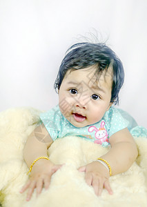 亚洲微笑的女婴亚洲微笑的女婴爬上卧室图片