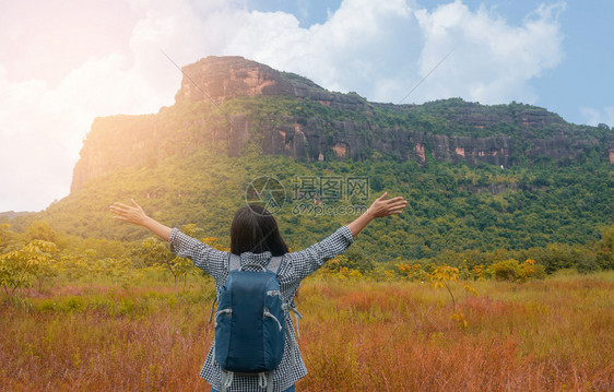 亚裔女背包车享受山上风景图片