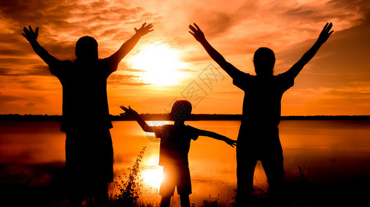 幸福的家庭在黎明时站立自然的日落图片