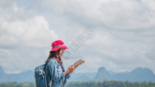 亚洲女旅行者美丽的亚洲女旅行者寻找旅行概念与复制空间图片