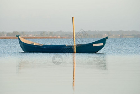 传统渔船在水上停泊的景象图片