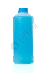 蓝色液体存在于白背景上隔绝的透明塑料瓶中图片