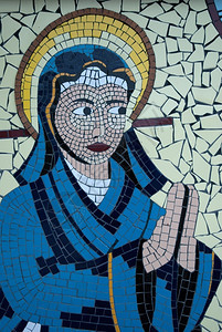 圣母玛利亚莫赛克由玻璃瓷砖制成图片