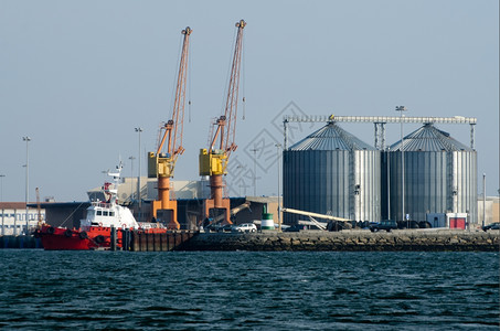 与起重机和红色拖船进行海港贸易的观察图片