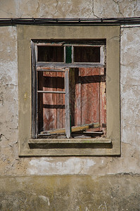 一个用脏玻璃封住的旧窗户图片