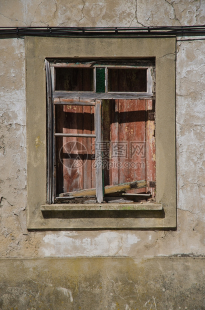 一个用脏玻璃封住的旧窗户图片