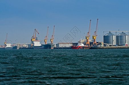大型货船停靠在港口图片
