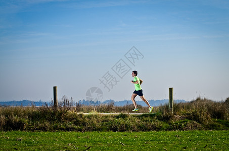 男跑步者参加速训练马拉松城外的跑步训练风景图片
