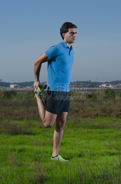 男跑步者在乡村地貌上户外运动图片