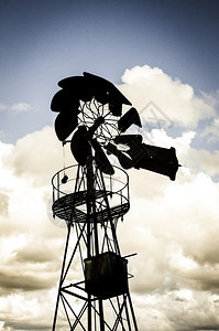 旧农场风车喷水与旋转的刀锋云端天空图片