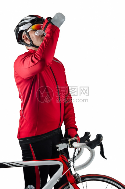 以白色背景隔离的Cyclist饮用水图片
