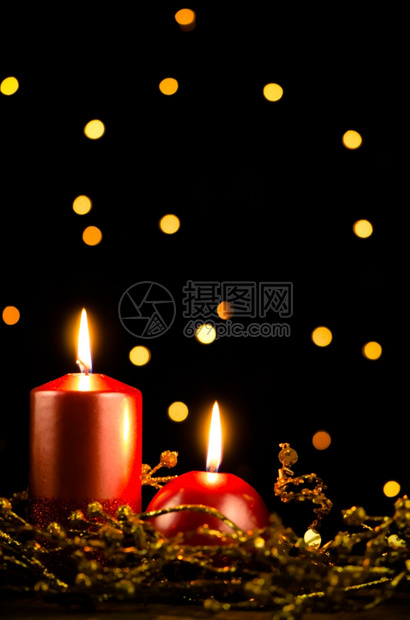圣诞蜡烛设置在黑色背景下图片