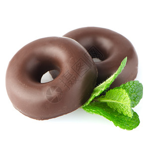 巧克力甜圈饼干绿色薄荷叶在whoute背景图片