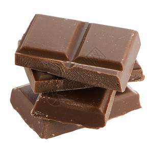 白色背景上的四块巧克力块图片素材