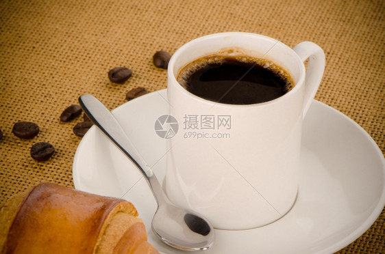 黑咖啡杯在布满麻的露天地上图片